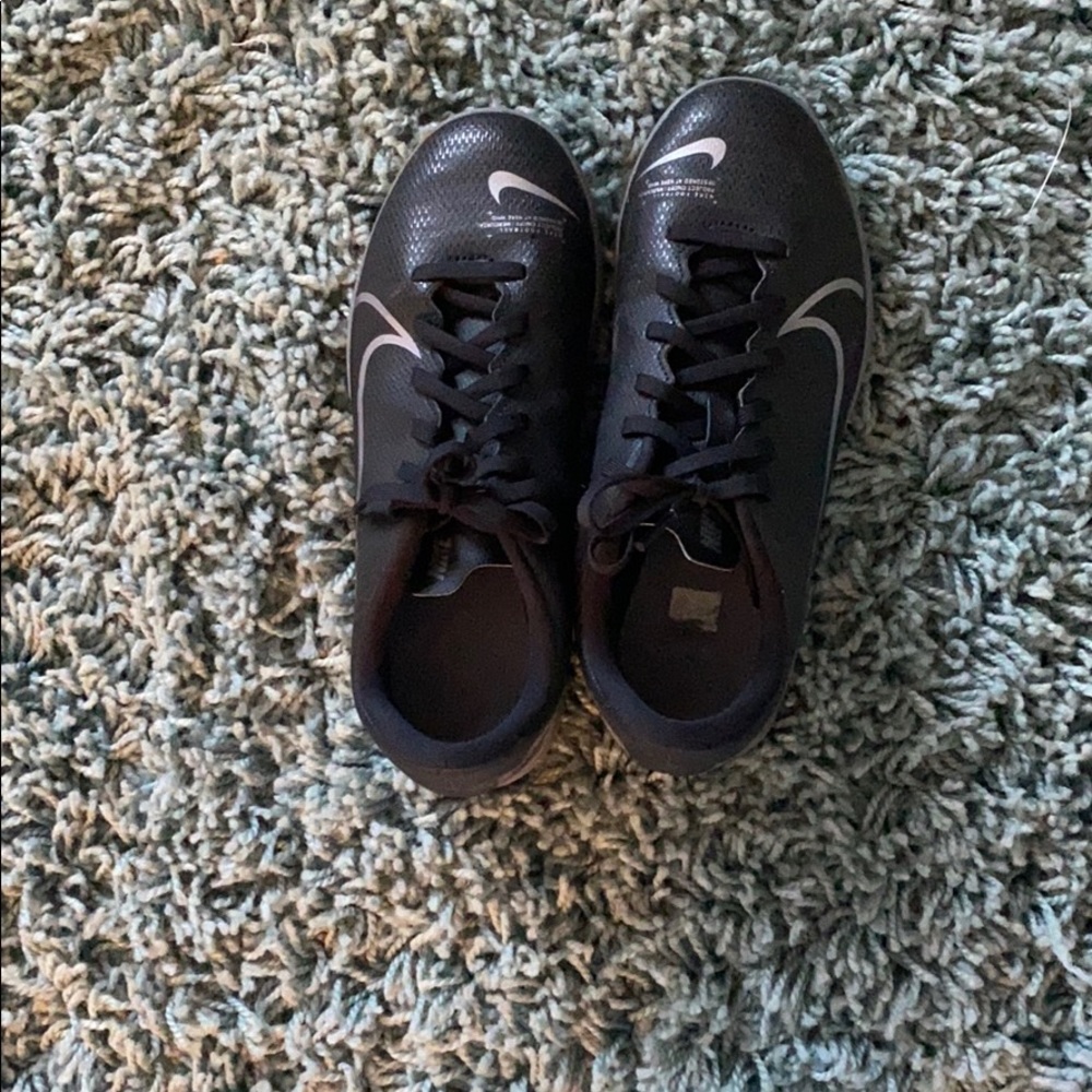 Indoor soccer shoes